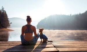 estate ayurveda ragazza meditazione lago montagna yoga relax