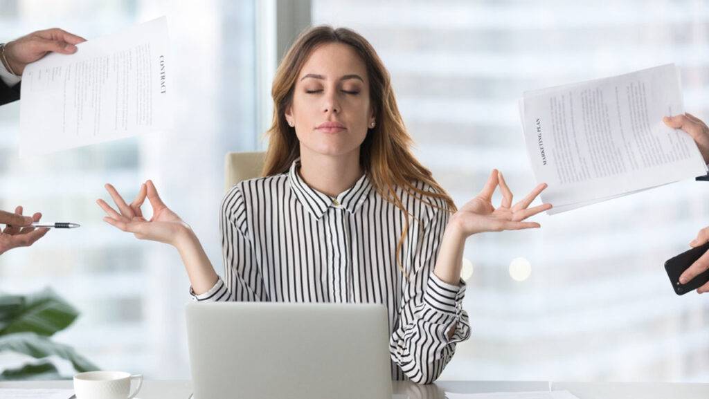 donna al lavoro medita per ridurre lo stress